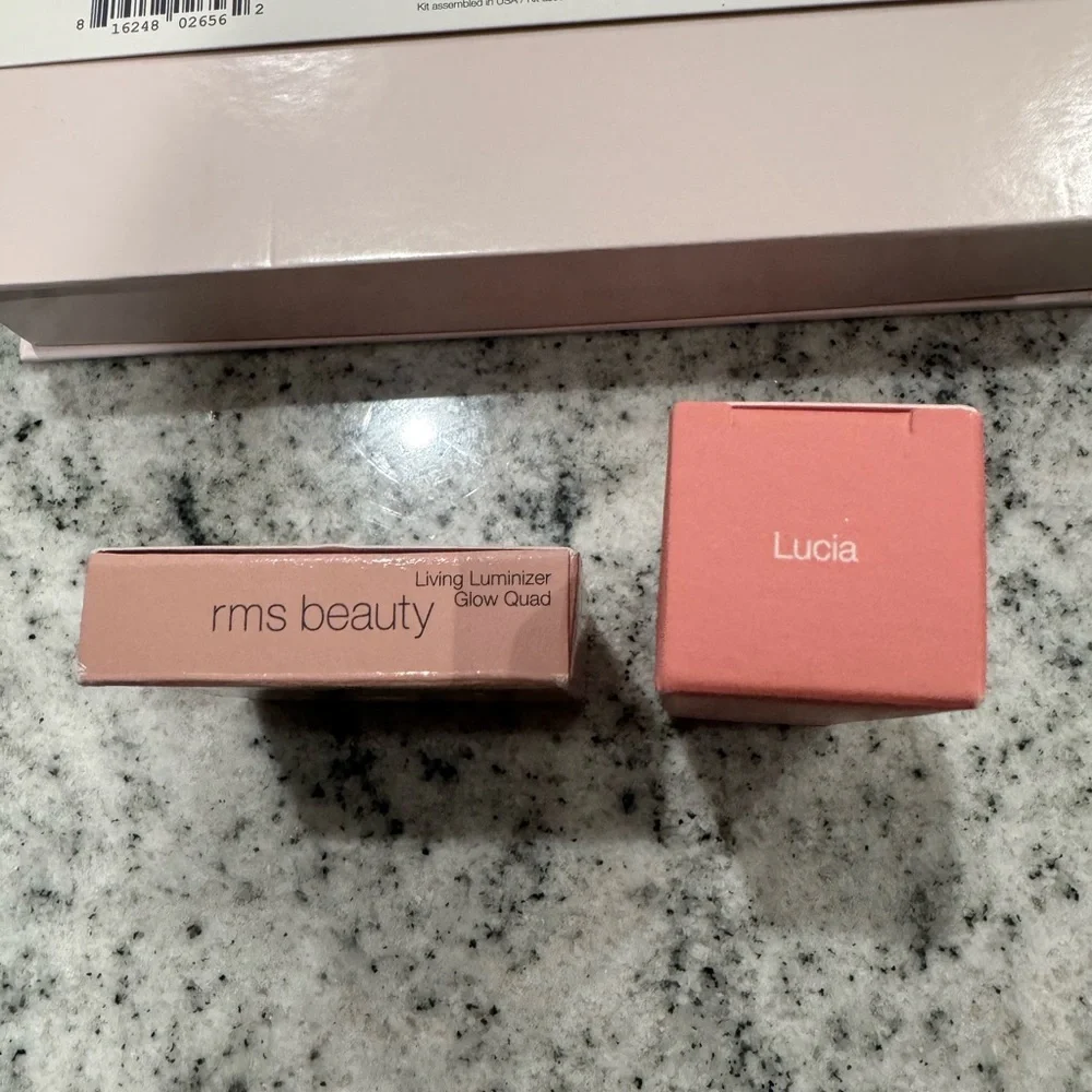 rms beauty Deluxe Glow Kit, Living Luminizer Glow Quad, Legendary Lip Oil - Picture 9 of 9